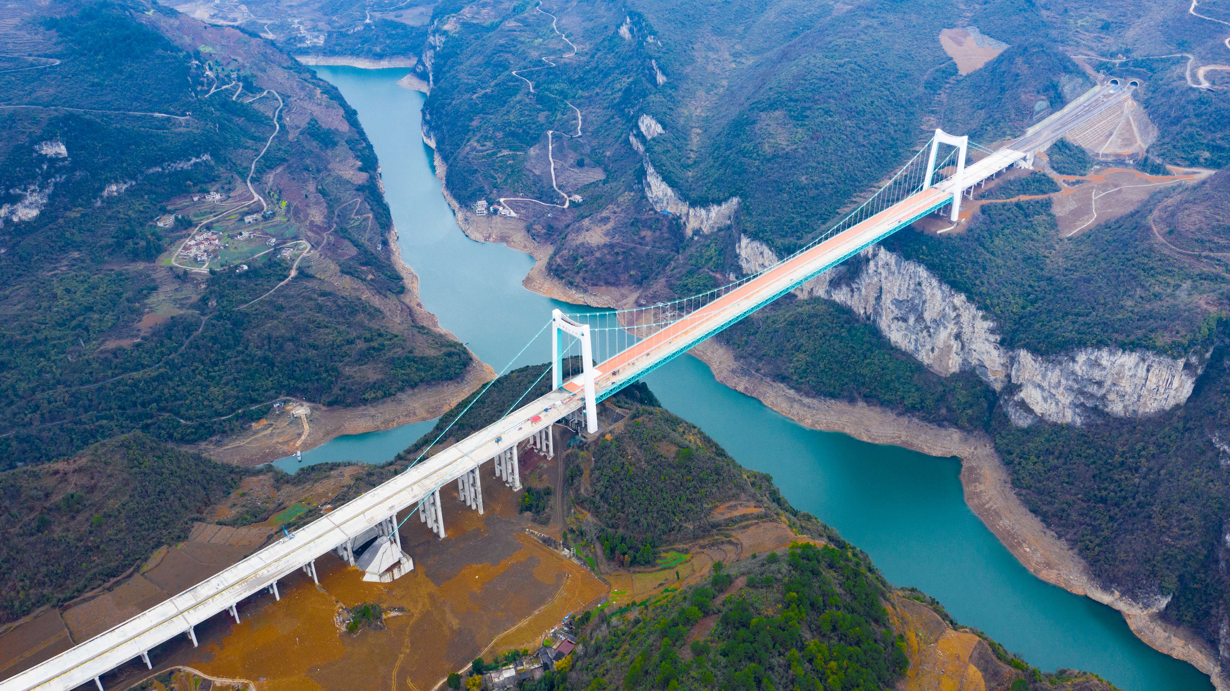 DJI_0765---貴（陽）經(jīng)金（沙）至古（藺）高速公路金烽烏江大橋。貴州日報天眼新聞記者  聞雙攝.JPG