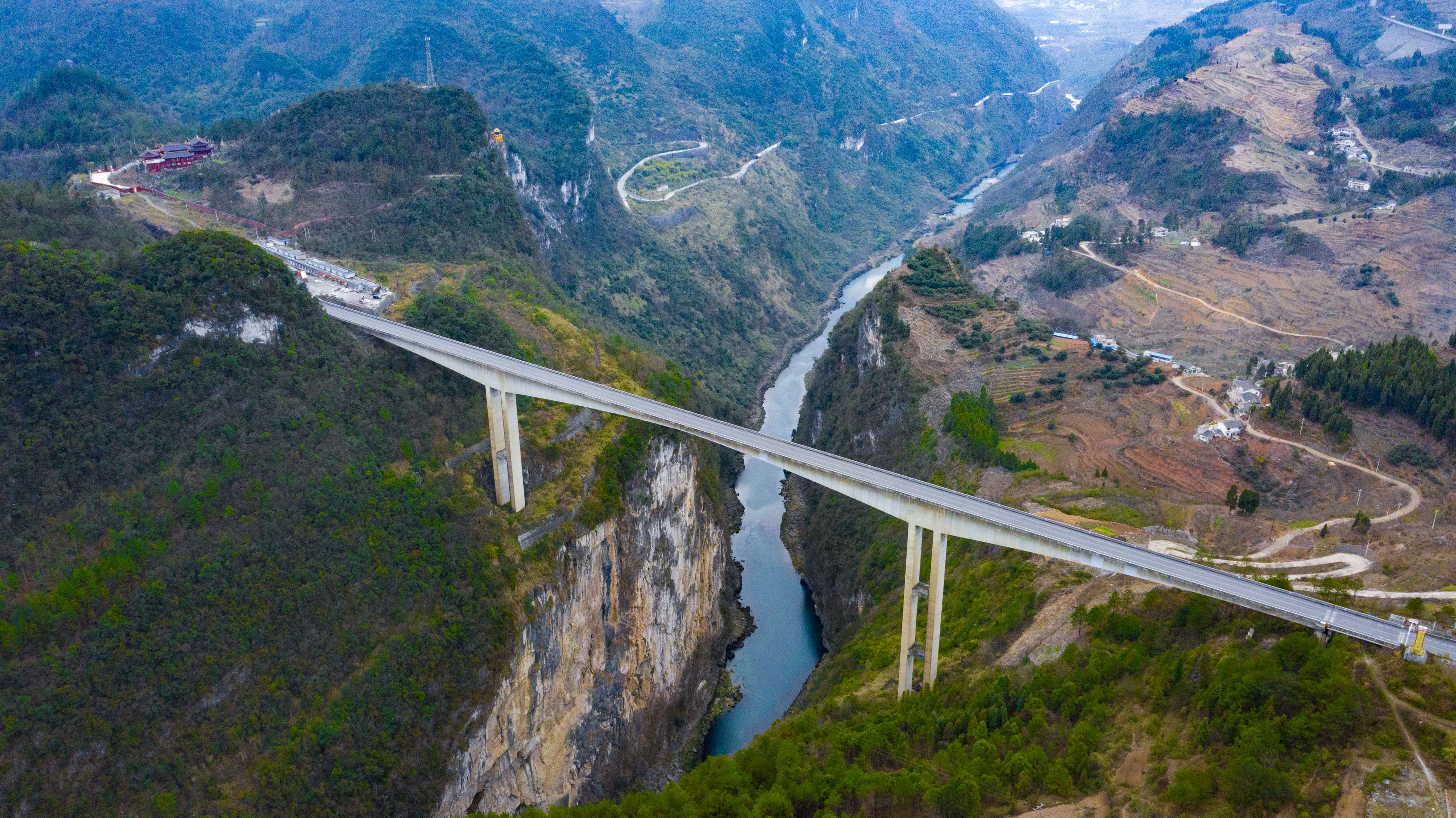 DJI_0818---貴陽(yáng)至畢節(jié)高等級(jí)公路六廣河大橋。貴州日?qǐng)?bào)天眼新聞?dòng)浾? 聞雙攝.JPG