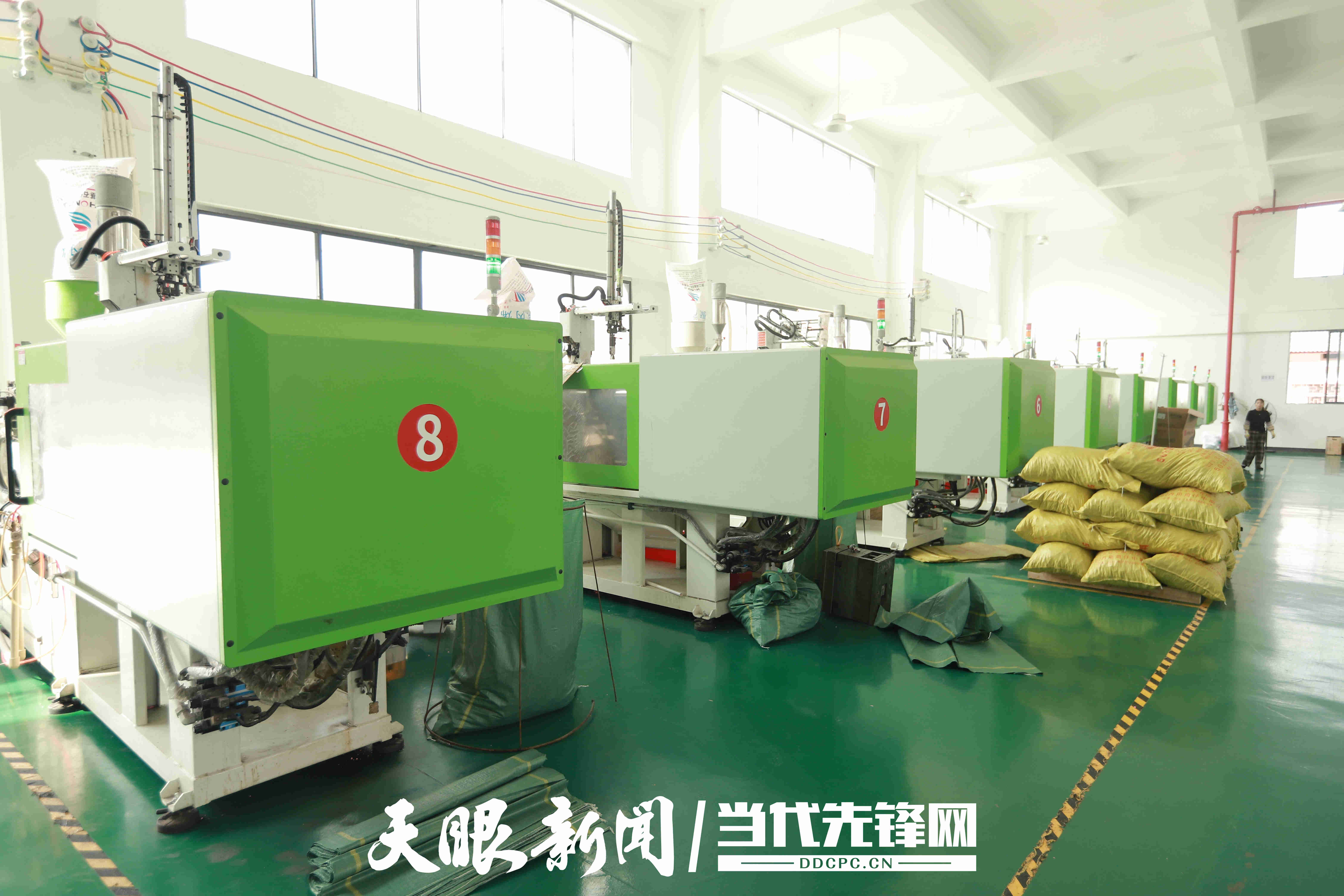 安順市富美達貿(mào)易有限責(zé)任公司生產(chǎn)車間全自動化生產(chǎn)機器.JPG