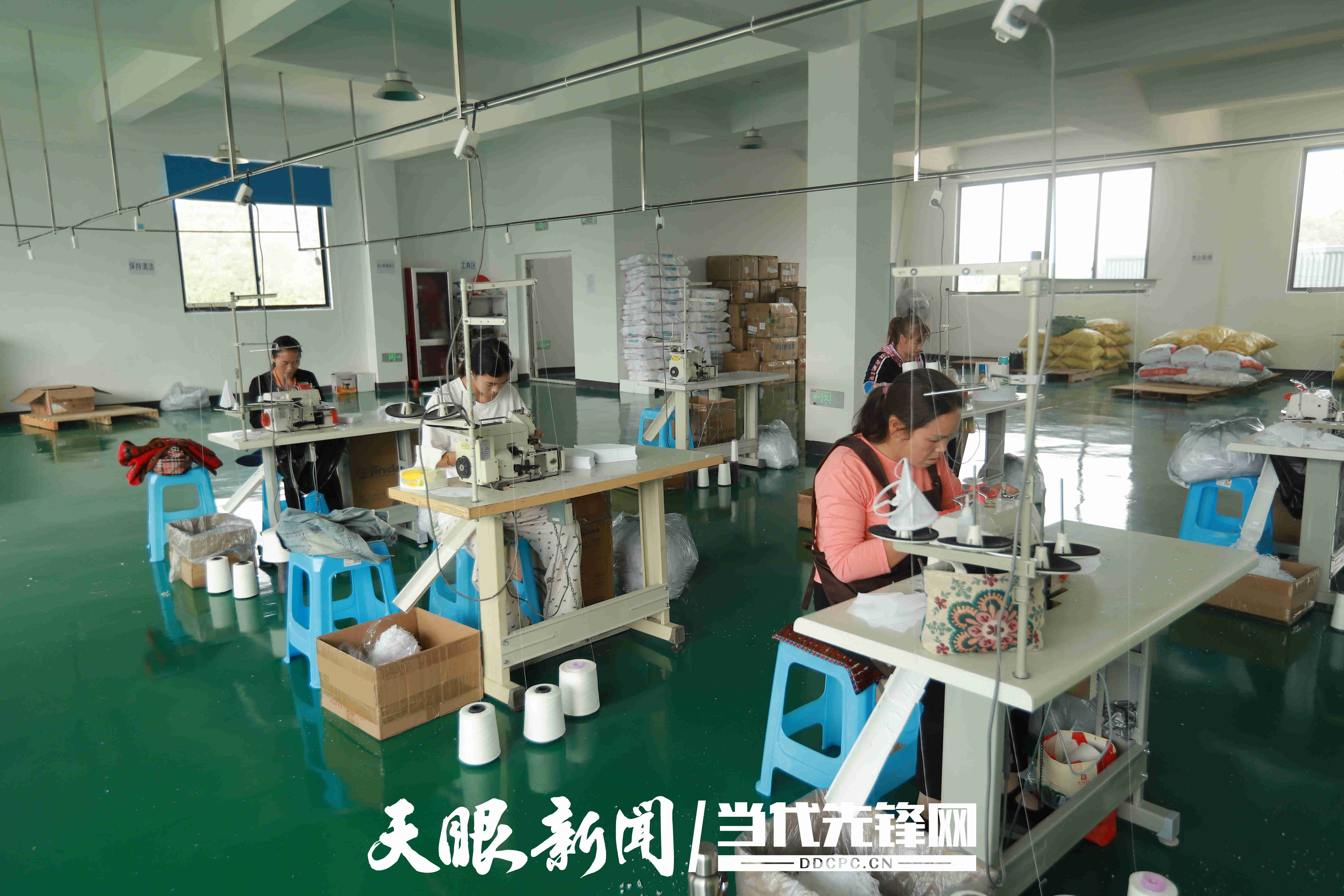 工人們正在有序忙碌著.JPG